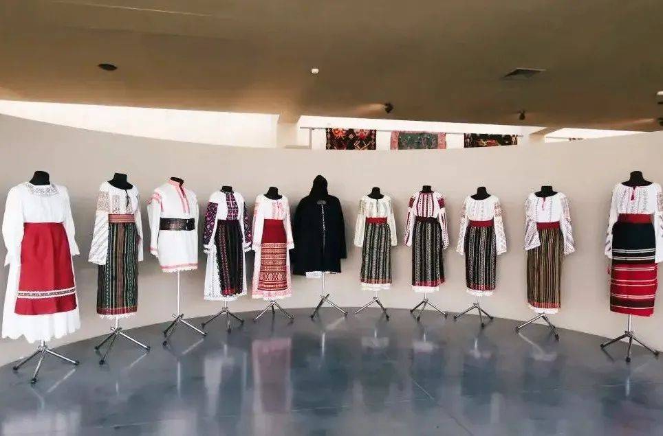 Moldovan classic costumes, walking folklore and culture - iNEWS