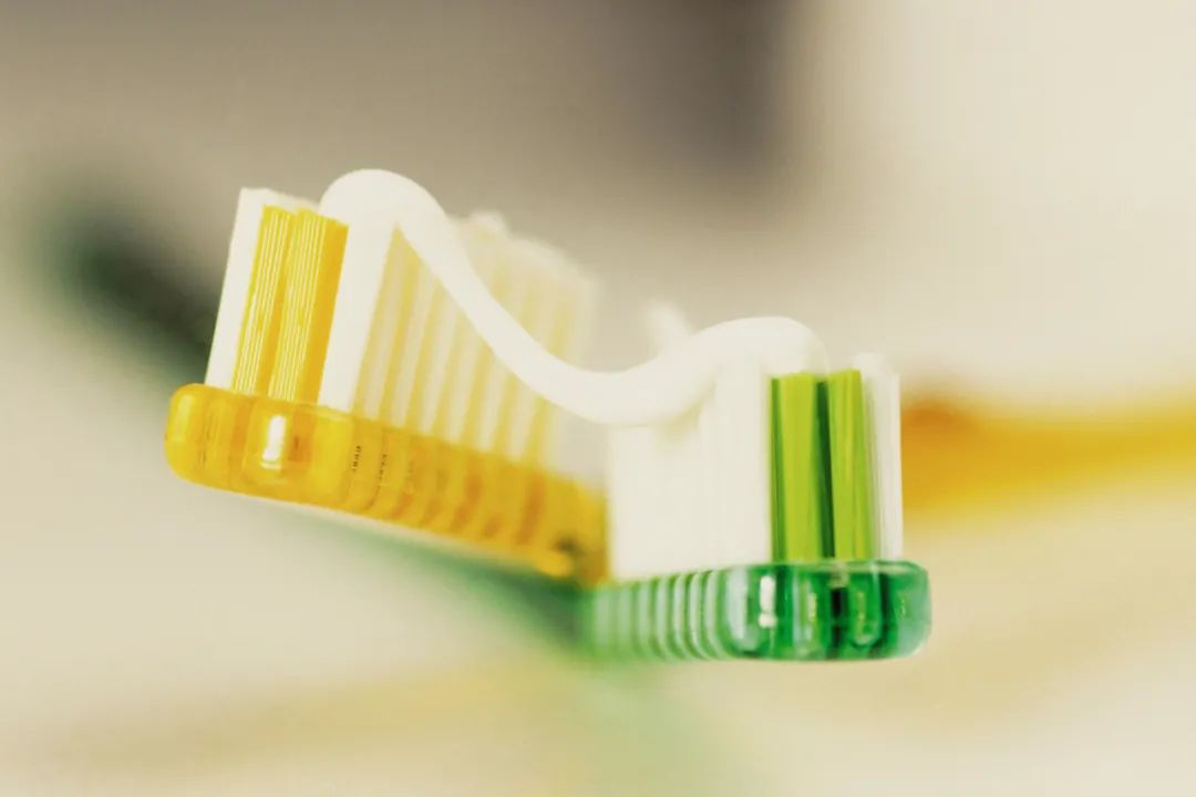 Choose toothpaste without looking at the price. The key is to look at