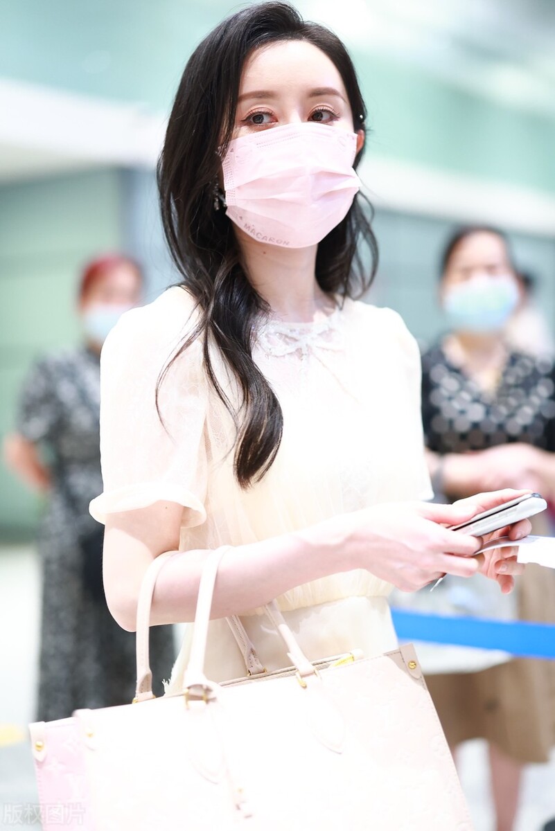 Shu Chang appeared at the airport iNEWS