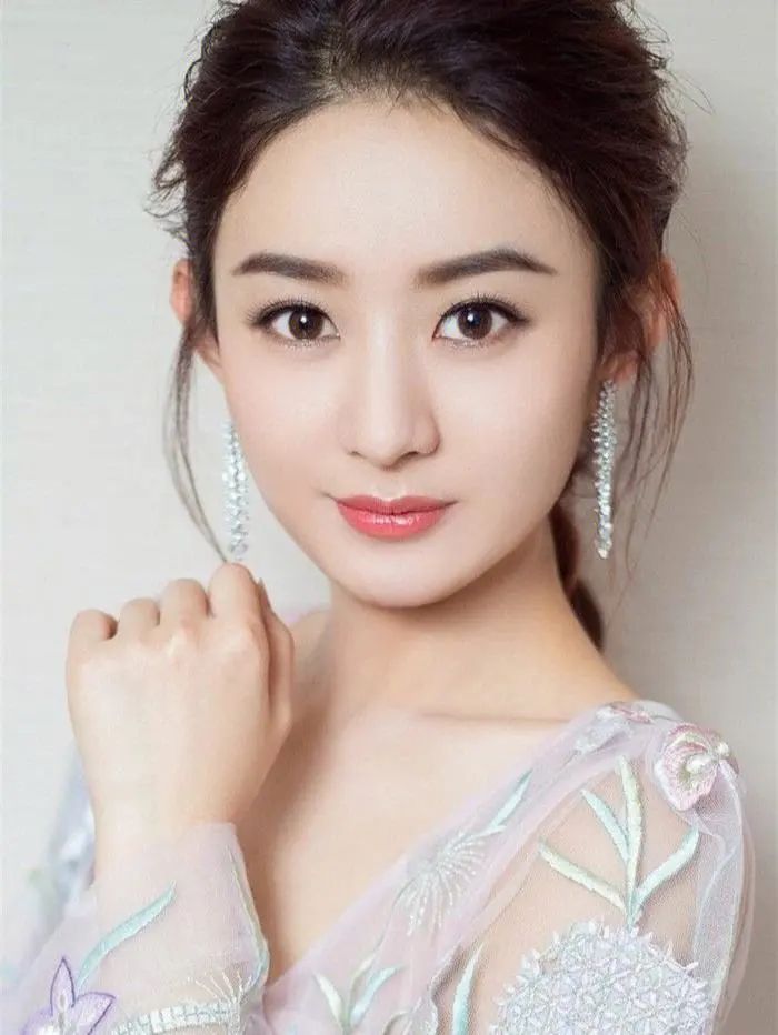 Zhao Liying has changed a lot, like a dummy, suspected of plastic ...