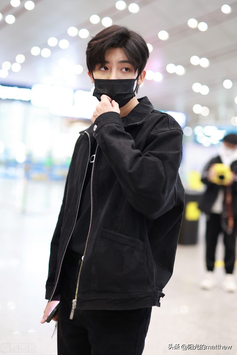 Hou Minghao appeared at Beijing Airport, wearing a black jacket with a ...