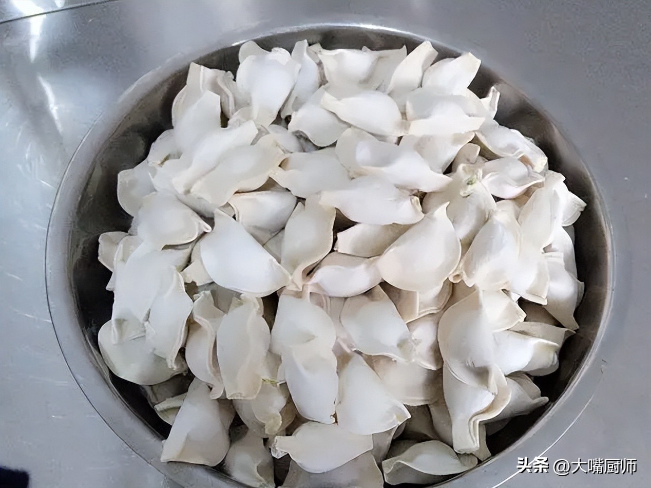 When cooking frozen dumplings, remember not to put them directly into