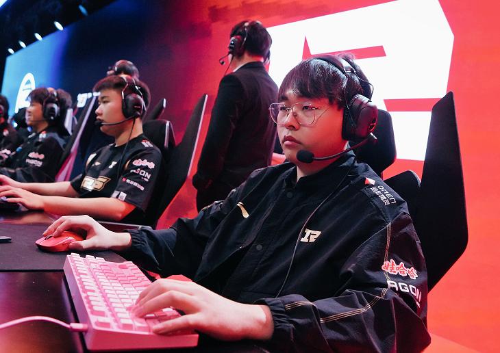 Can RNG enter the playoffs? There are only two strong teams left behind ...