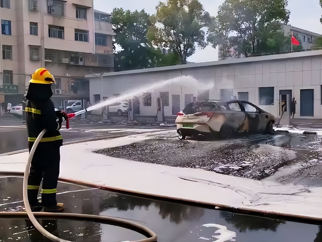 The charging electric car caught fire! Netizen New energy vehicles are time bombs and cannot be