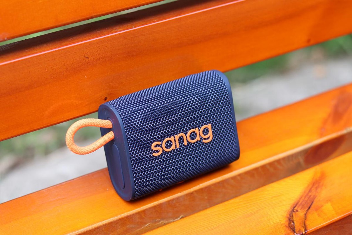 Outdoor bluetooth small speaker easy to listen to music Super waterproof 2022 double eleven best