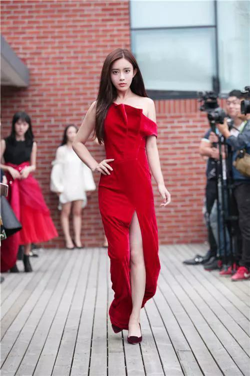 Meng Ziyis Beautiful Red Dress Photo Album Flaming Red Lips Amazed