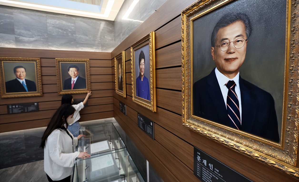 Moon Jae-in's retirement life: gray hair, unshaven beard, planting ...