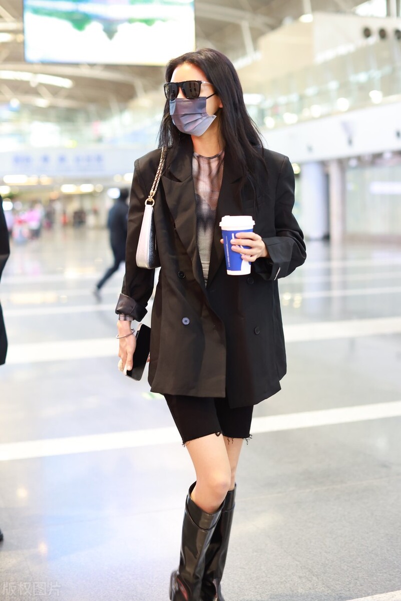 Zhang Yuxi's suit jacket + patent leather high boots + tie-dyed top is ...