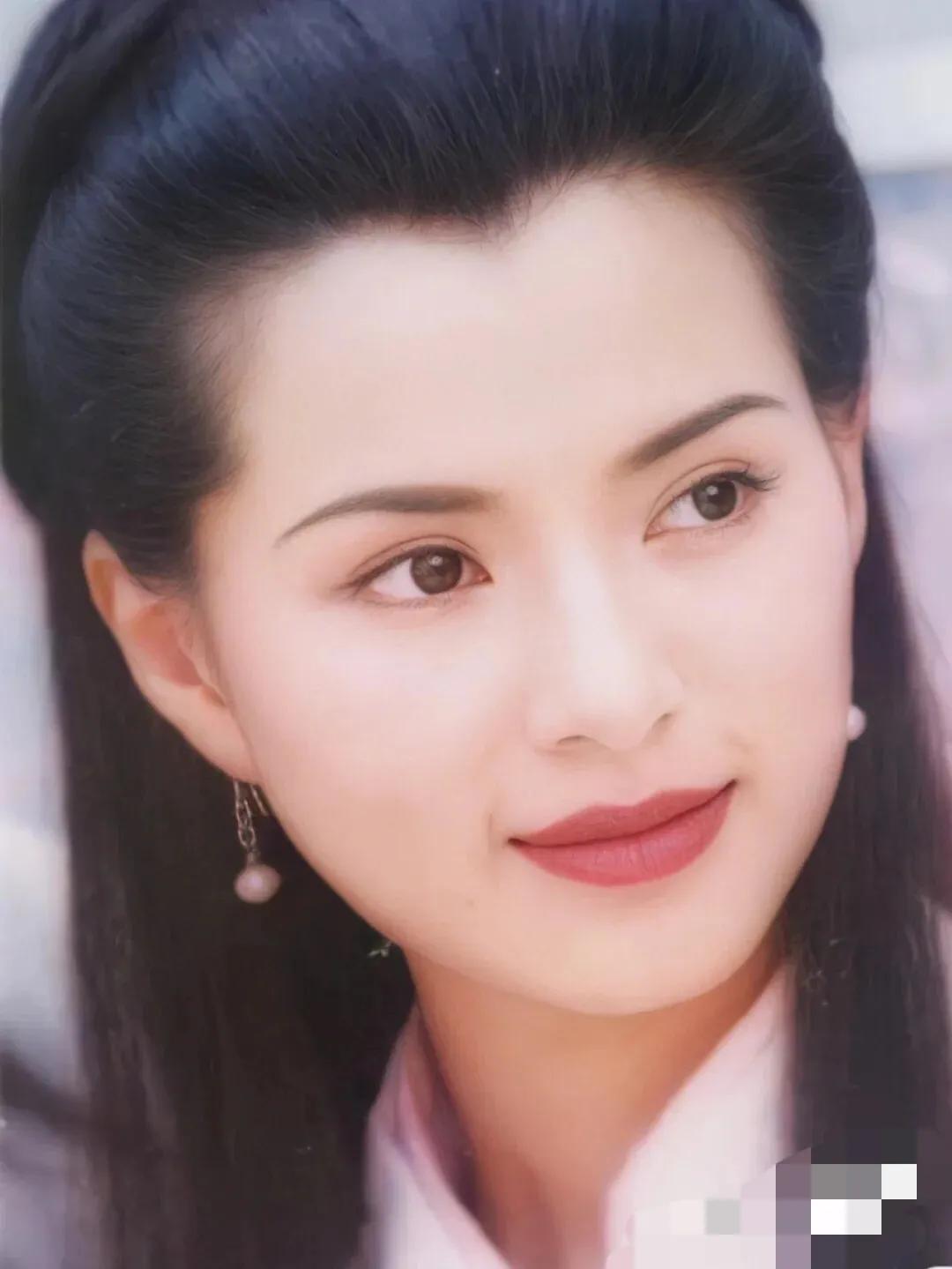 Maybe Li Ruotong's little dragon girl really loved Louis Koo!Your eyes ...