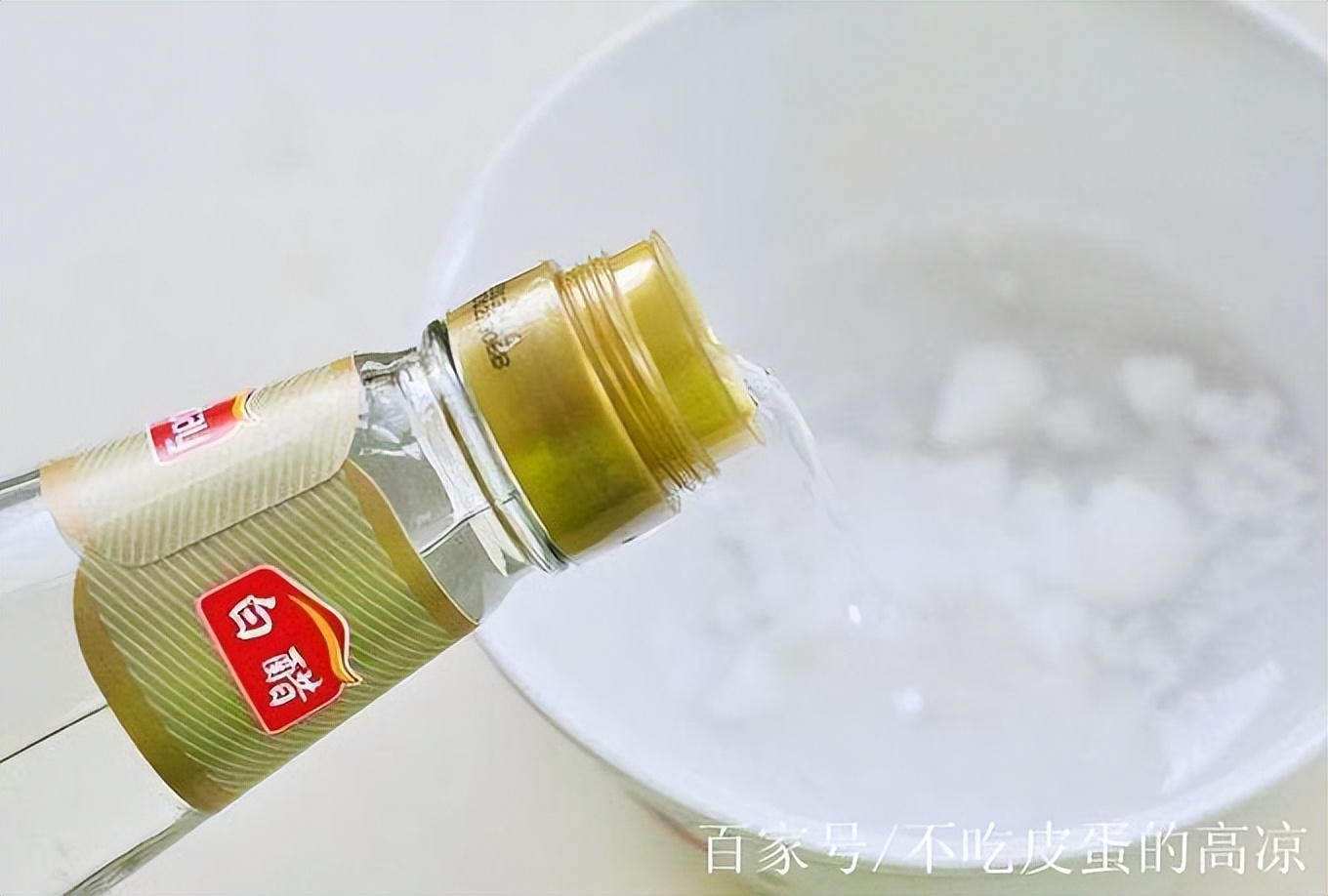 Soak paper towels in white vinegar, which is really practical and