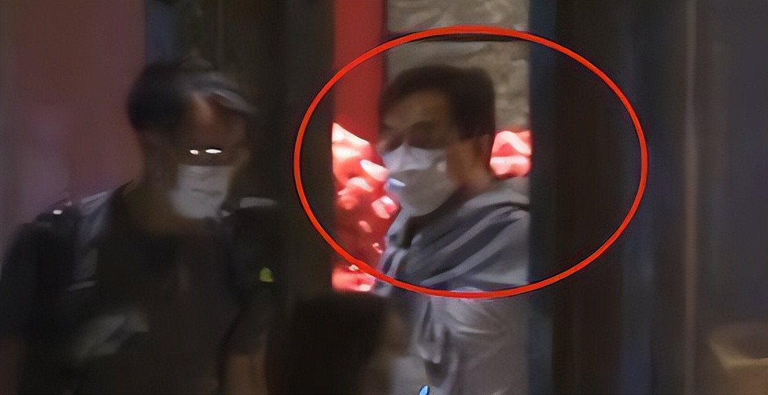 67-year-old Jackie Chan and his staff appeared on the street, the 3 ...