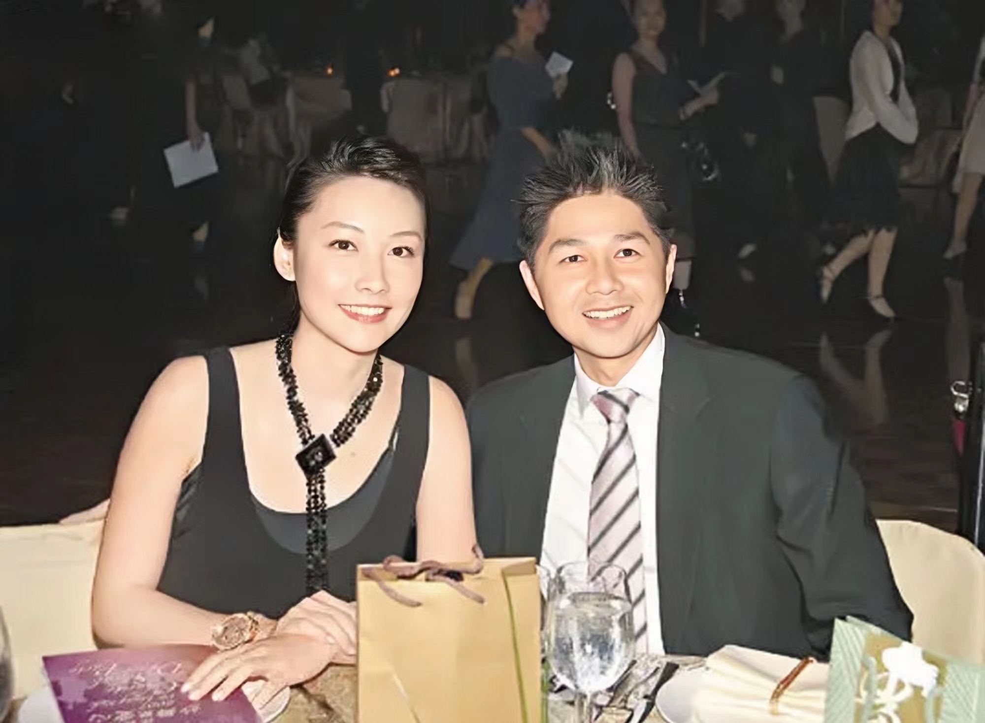 Remember Chen Wenyuan who took pictures with Edison Chen 14 years ago ...