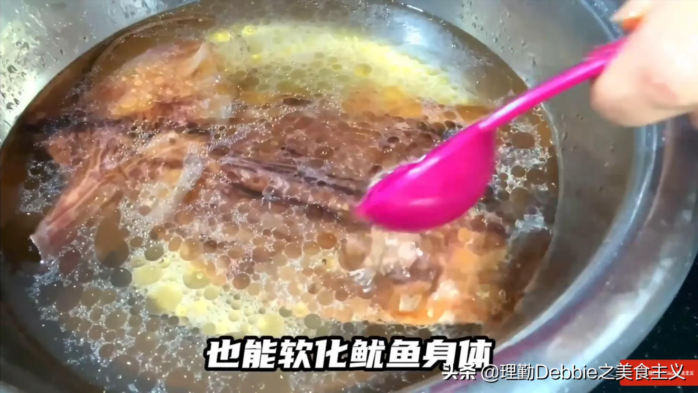 Soak dried squid and cuttlefish, avoid using alkaline water and water