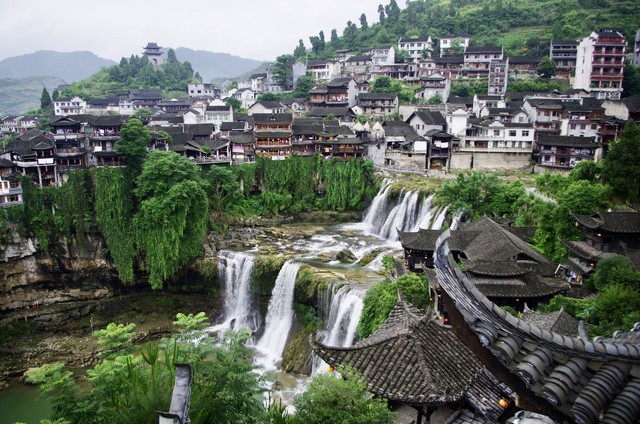 Tickets for Furong Ancient Town are 108, but there are fewer tourists ...