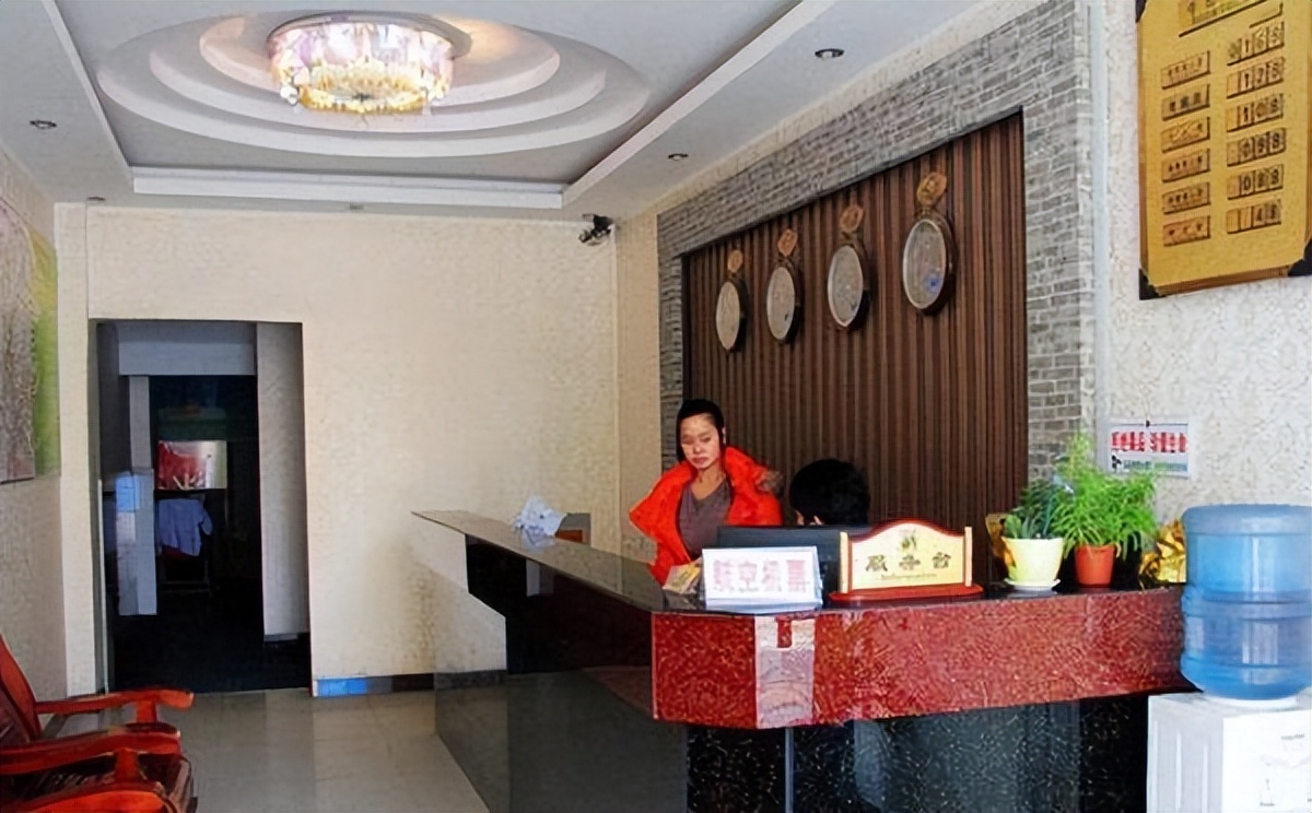 The difference between a hotel and a guesthouse, the little sister at