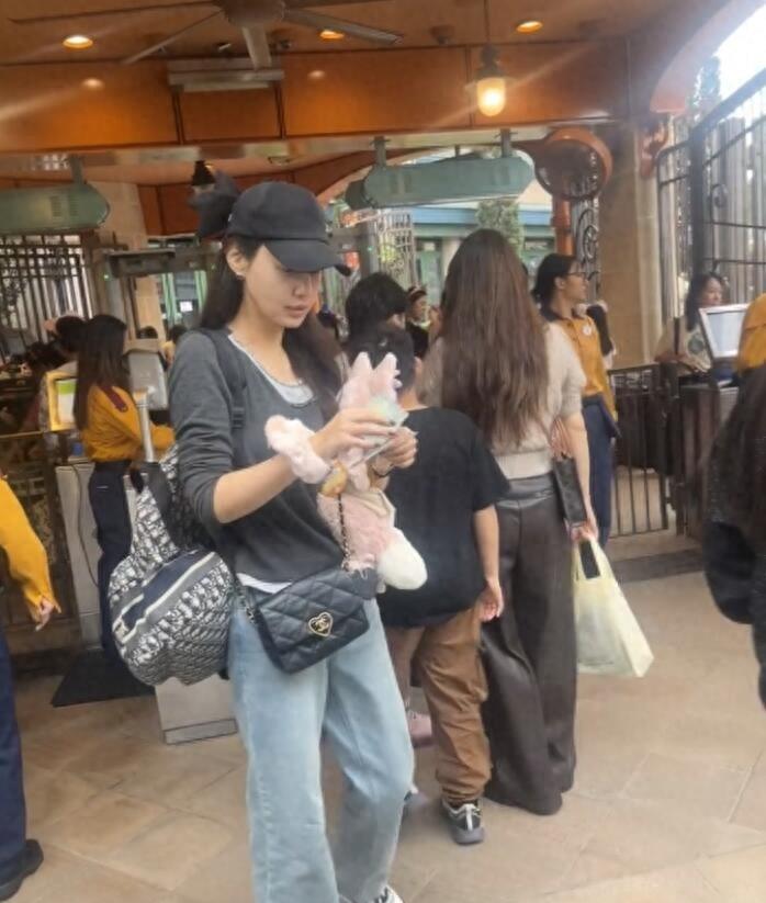 Luxurious outfit! 44-year-old Disney encounters Yang Xue who looks like ...