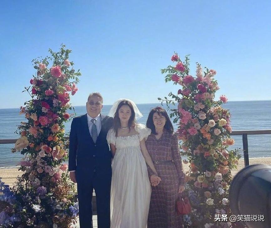Gong Hyojin's wedding photos I am very happy wearing sunglasses and a