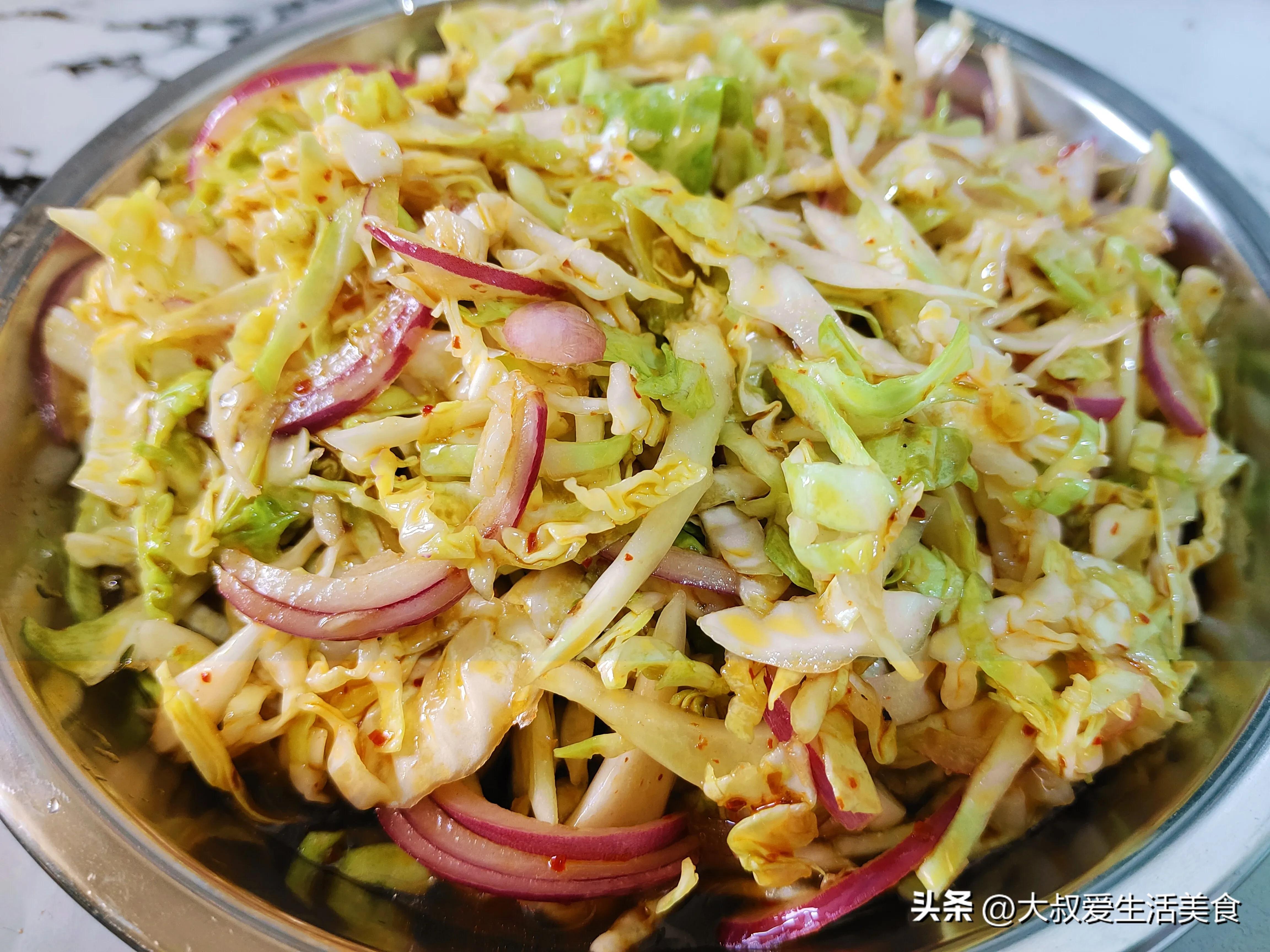 The simple method of cold salad with cabbage is delicious, spicy and ...