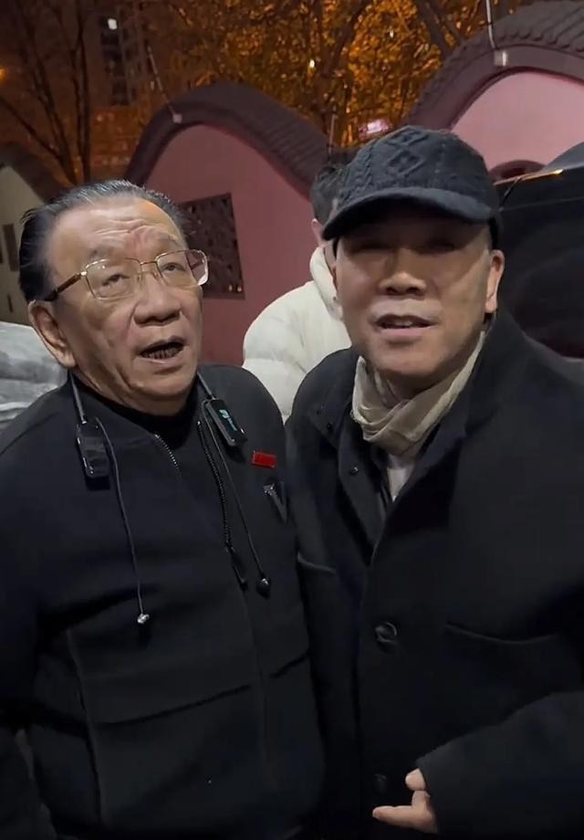 Crosstalk master Yang Shaohua hugged Hou Yaohua and cried bitterly, and ...