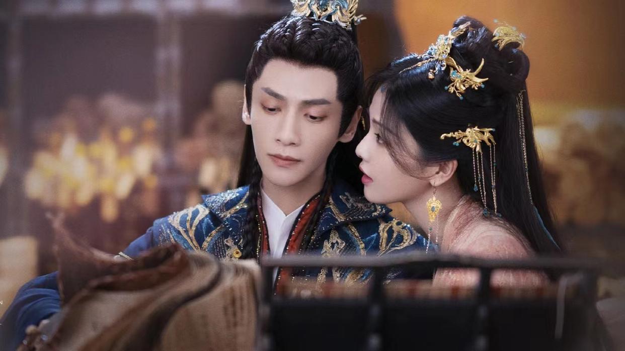 Luo Yunxi watched the white deer kiss scene at 2 minutes and 48 seconds ...