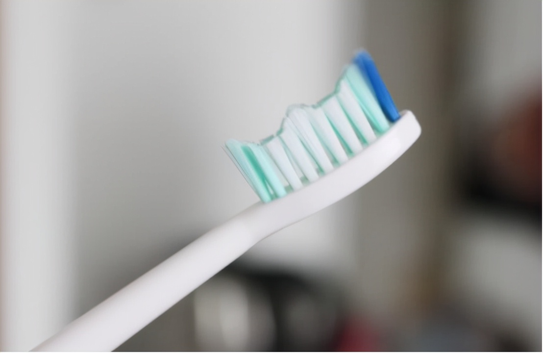 What are the advantages and disadvantages of electric toothbrushes?A