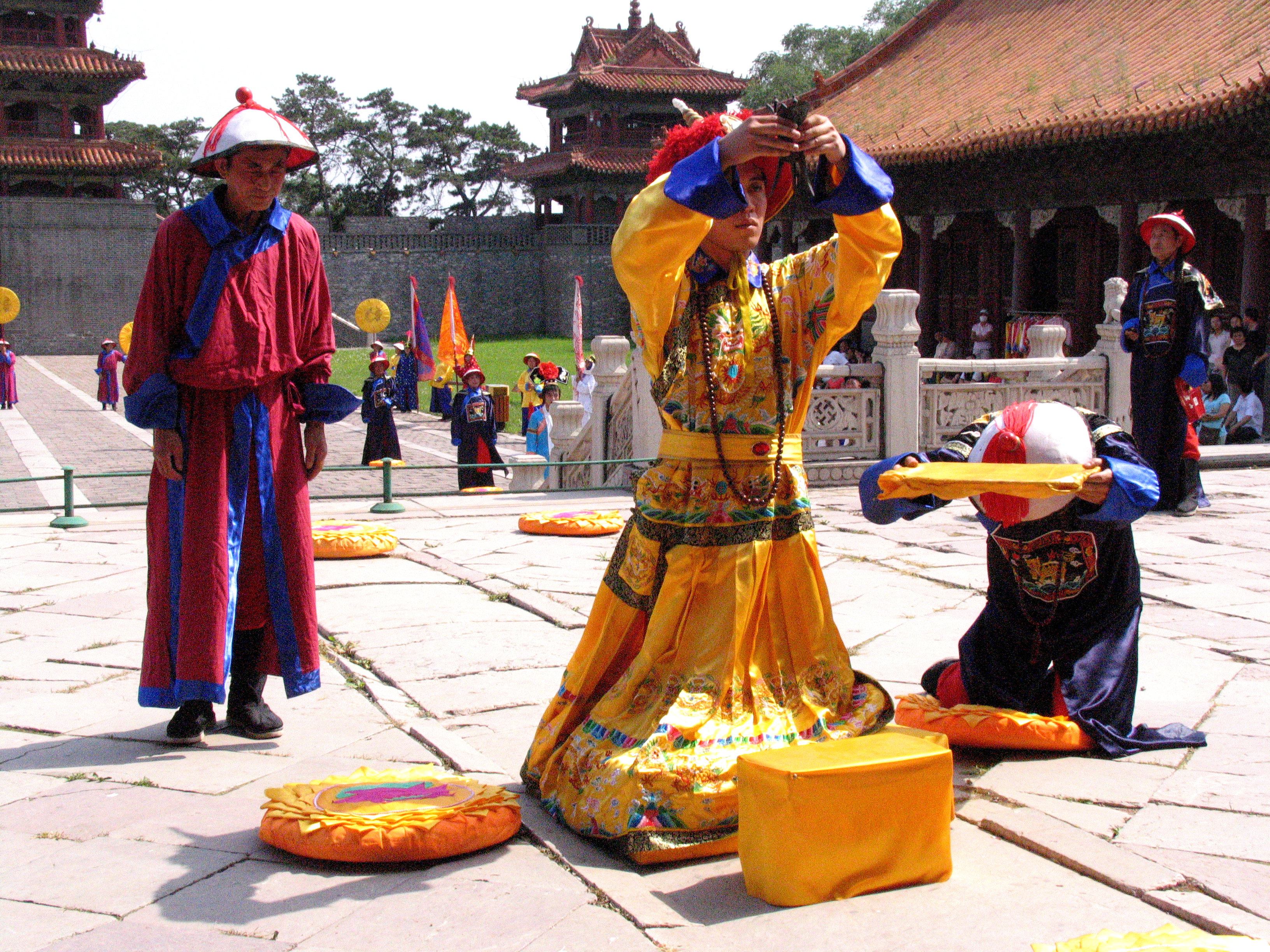 Exploring Qing Fu Tomb - iNEWS