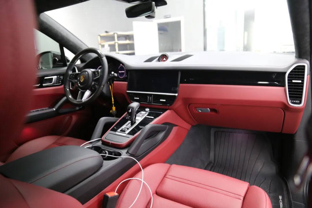 Porsche Cayenne upgrades multicolor ambient lighting to replace