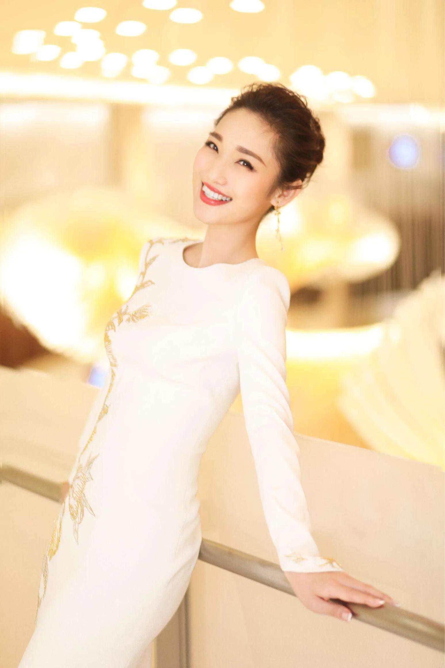 CCTV host Lan Yu - iNEWS