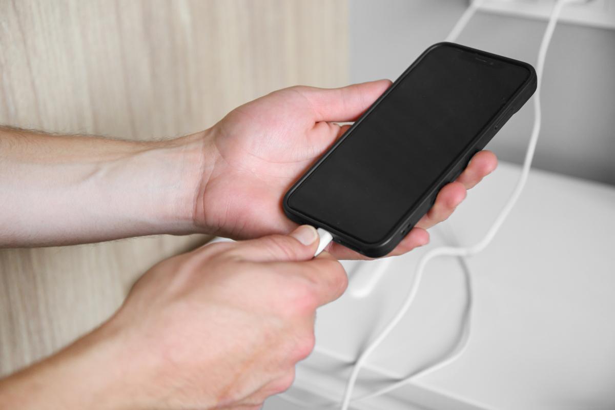 Is it bad for the battery to charge the phone overnight? iMedia
