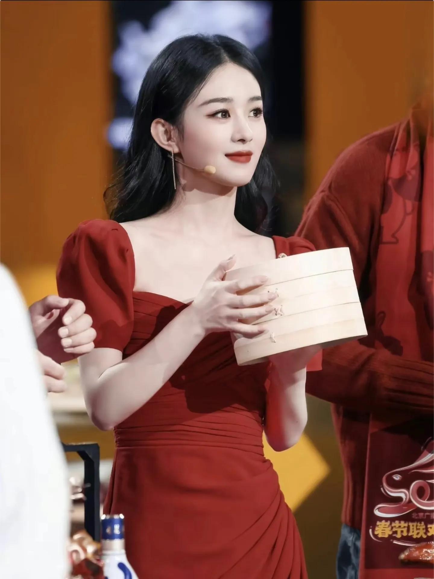 Zhao Liying with curly hair + red dress is once again a god! - iMedia