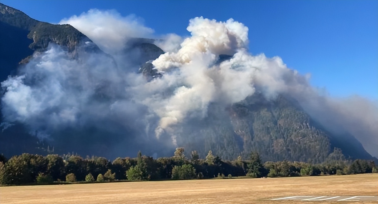 The fire is out of control and the haze is serious!BC wildfires burn