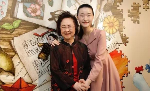 84-year-old Qiong Yao walked out of the grief of her deceased husband ...