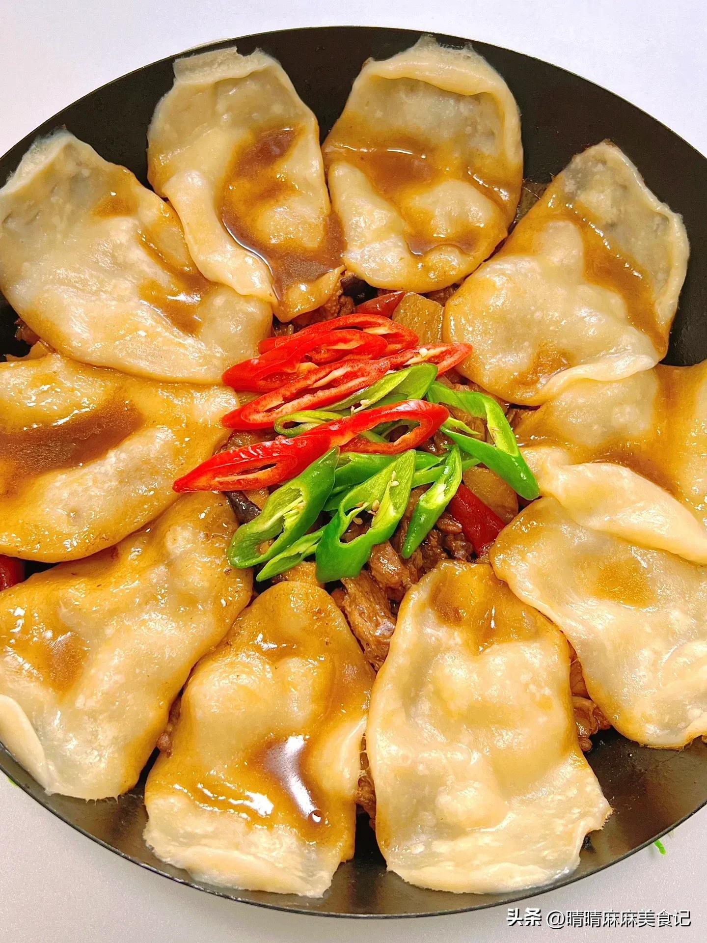 Super delicious iron pot stewed chicken paste pie, dipped in the soup