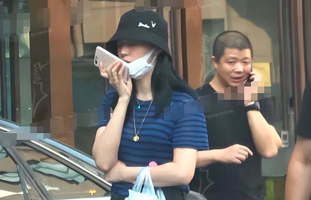 42-year-old Yao Chen showed up at the airport with his children ...