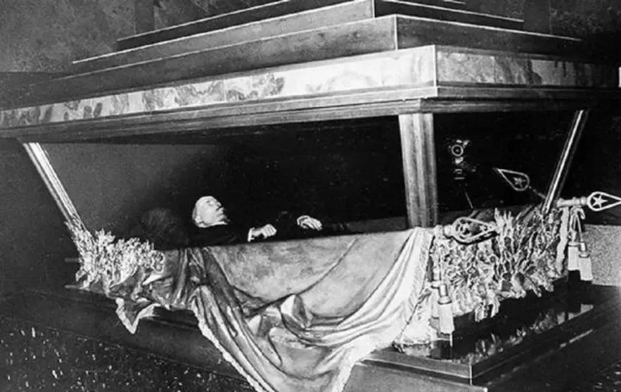 Only 10% of Lenin's body remains, and it costs millions of embalming ...