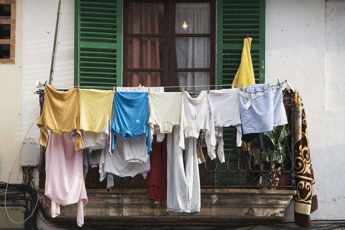 Why do foreigners never dry clothes outdoors?Is it illegal to hang