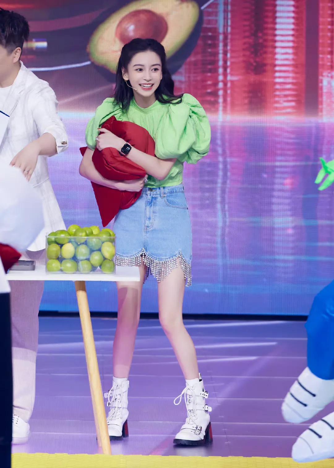 Angelababy wallpaper shares the fifth bullet long hair and red