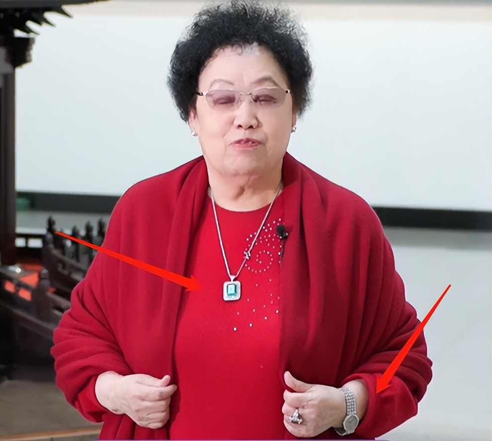 Chen Lihua showed up to support Chi Chongrui! A suit of jewelry can buy