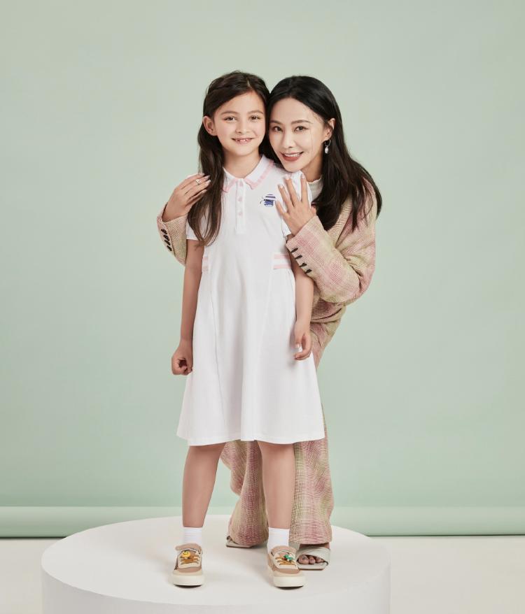 Wu Qilong's ex-wife Ma Yashu took photos with their children, a pair of ...