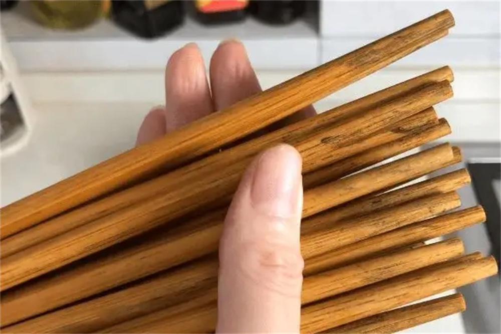 Chopsticks are only washed with water, which is equivalent to eating