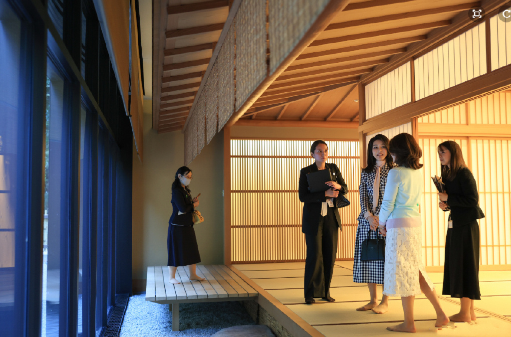 The first lady of Japan wore a knitted sweater to entertain the lady of ...