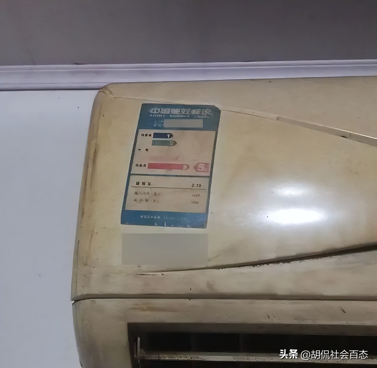 The girl rented a house, but the landlord installed a level 5 energy