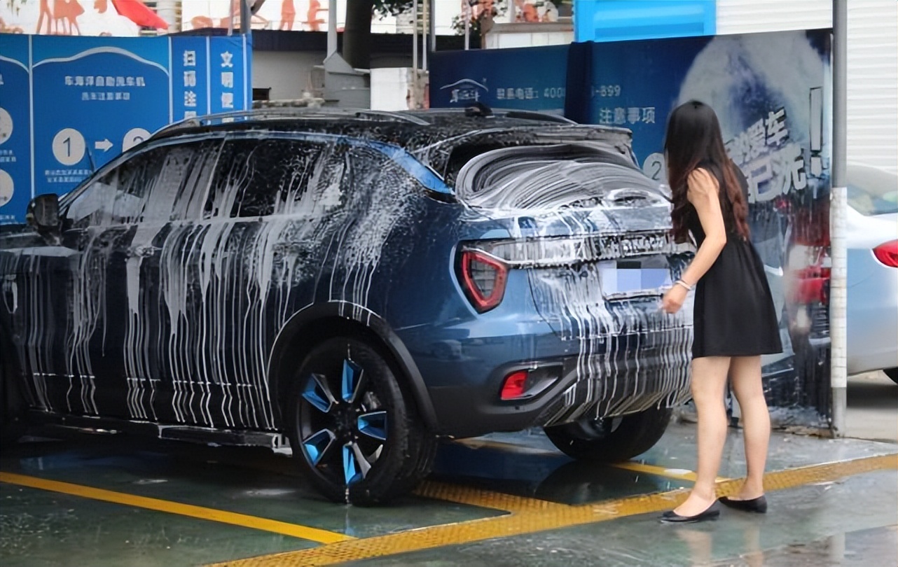 Which way is more harmful to the car, washing the car once every 3 days or not washing the car