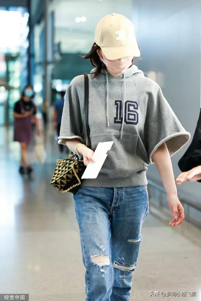 Li Xiaoran wears a baseball cap and shows up at Shanghai Airport in a ...