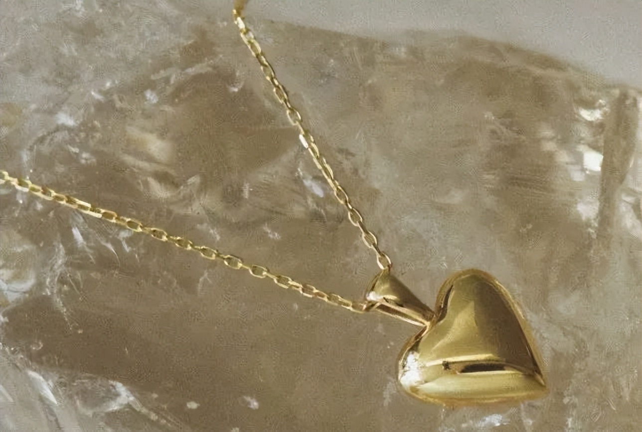 60 highend necklaces! Small crowd, not bumping into styles, beautiful