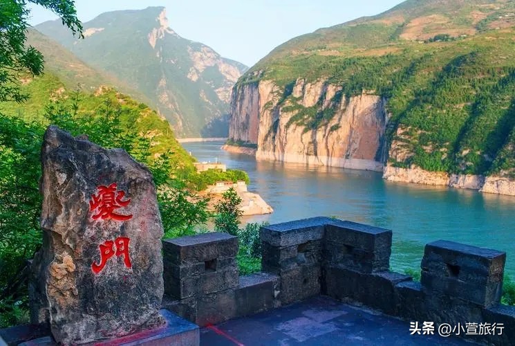 How much is the cruise from Wuhan to Chongqing?How many days?Which attractions can be visited