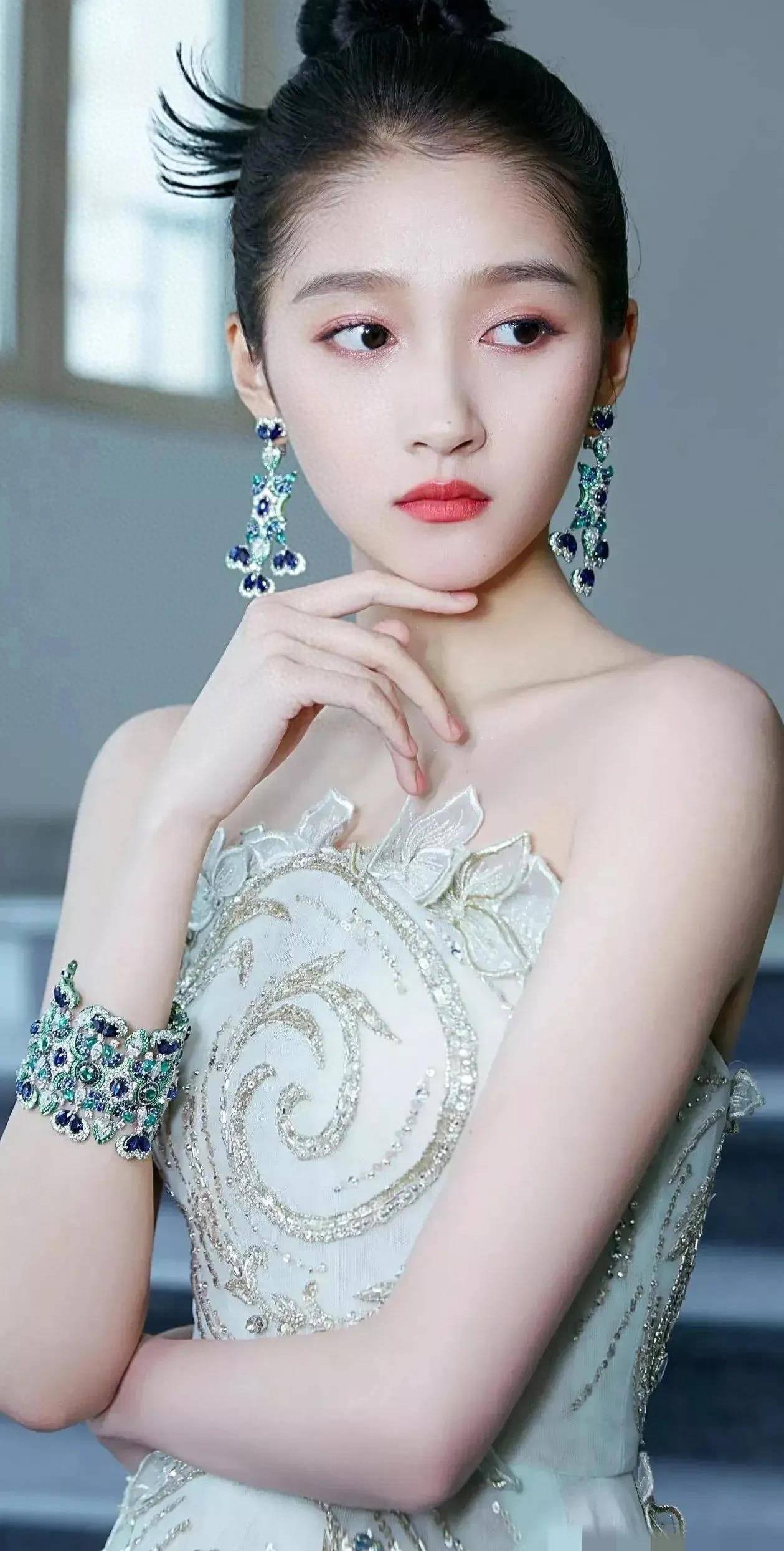 I can't hide it anymore! The amazing background of "Beijing Circle Real