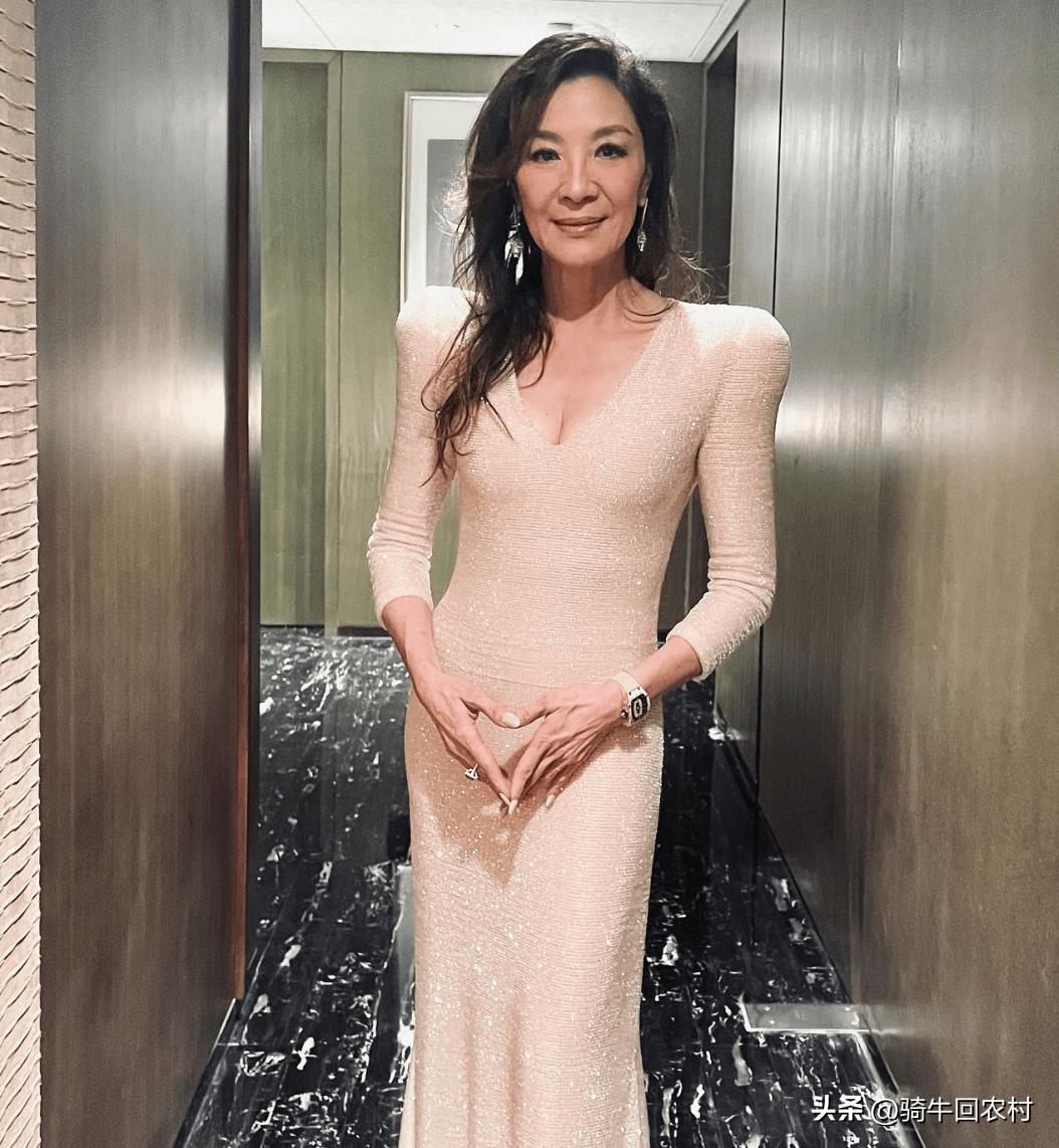 Michelle Yeoh took photos of the party with Chen Kaige, Feng Xiaogang ...