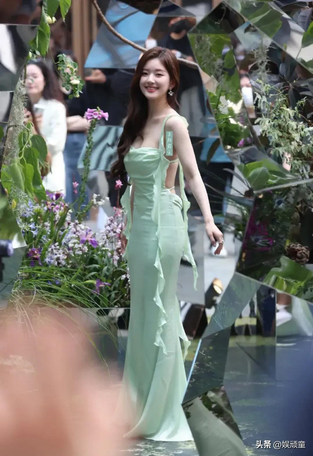 Zhao Lusis Green Sling Backless Long Dress Looks Good From The Front