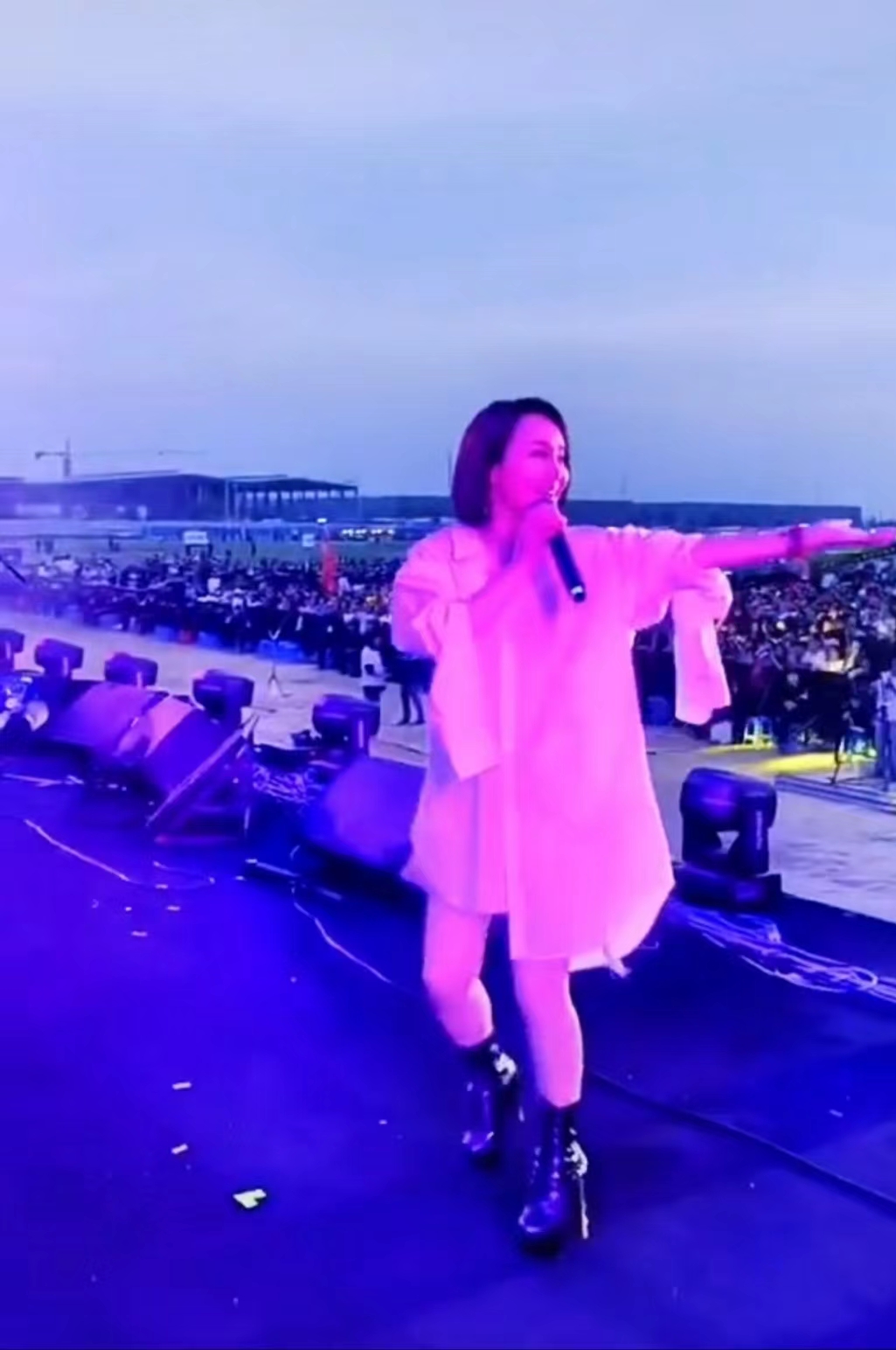 Zhou Yanhong sings in the open air in Shanghai, wearing cool and ...